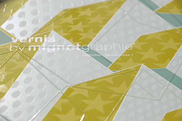 Impressions numériques et sérigraphiques avec vernis